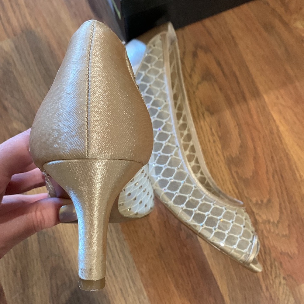 Adrianna Papell Gold Evening Pumps - Picture 4 of 7